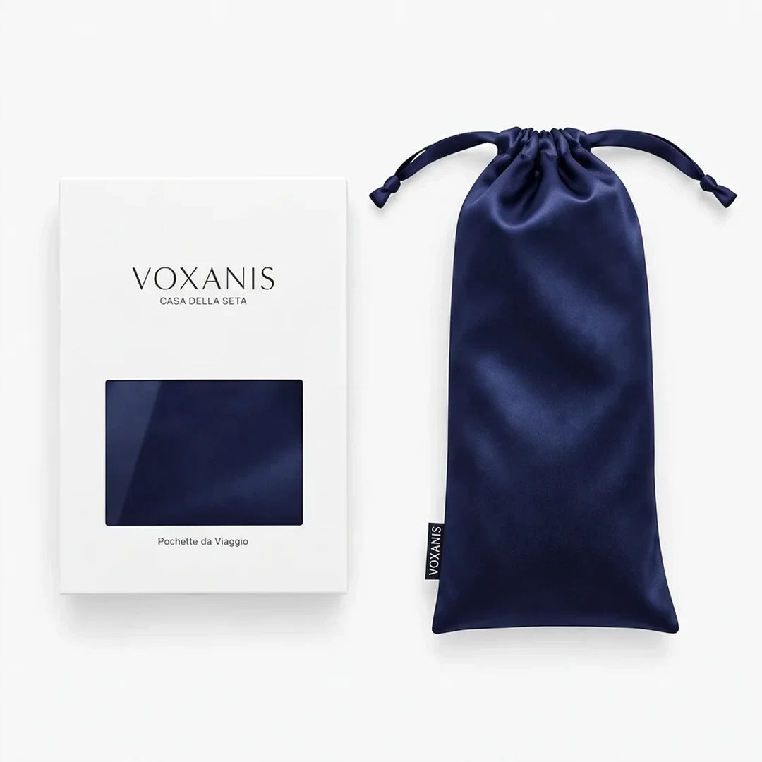 Pochette da viaggio in seta Voxanis, Zaffiro Notte, con la sua confezione