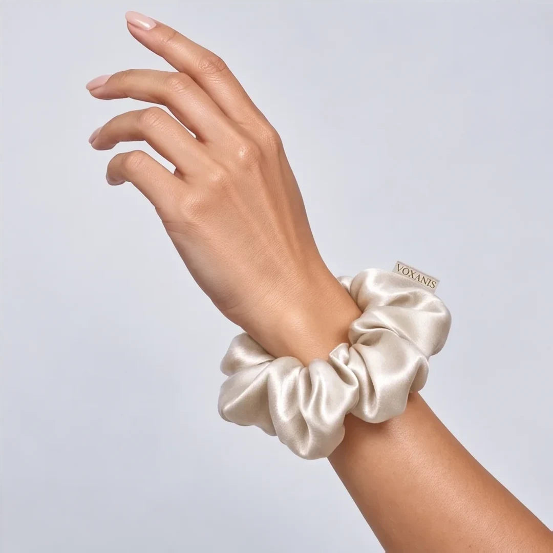 Scrunchie in seta Perla di Champagne indossato al polso