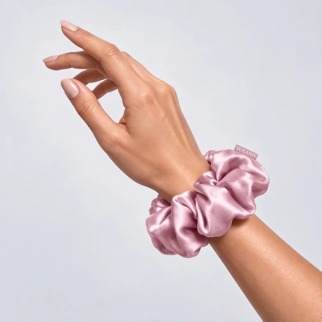 Scrunchie in seta Rugiada di Maggio indossato al polso