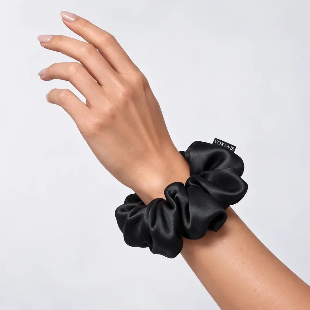 Scrunchie in seta Velluto Nero indossato al polso
