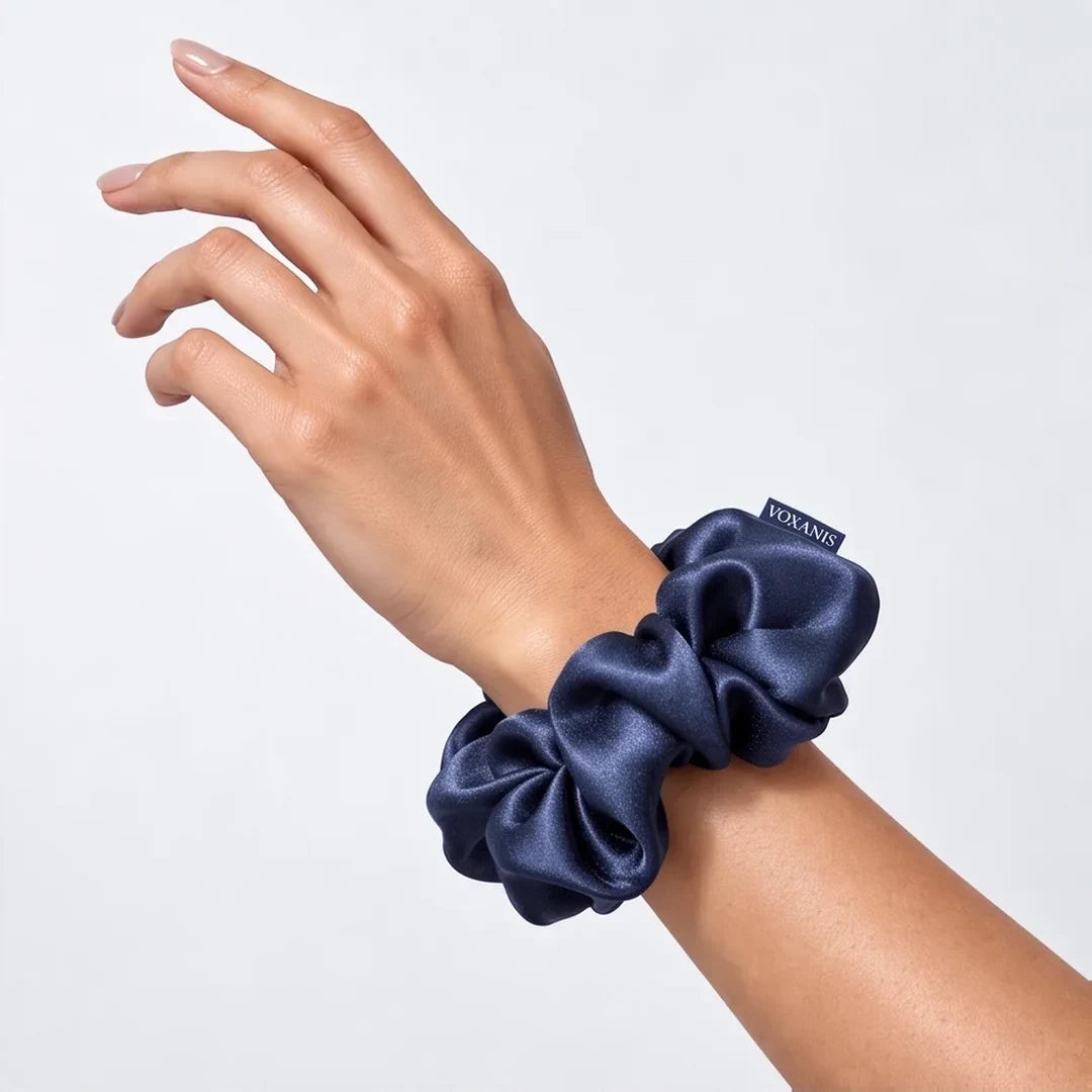 Scrunchie in seta Zaffiro Notte indossato al polso
